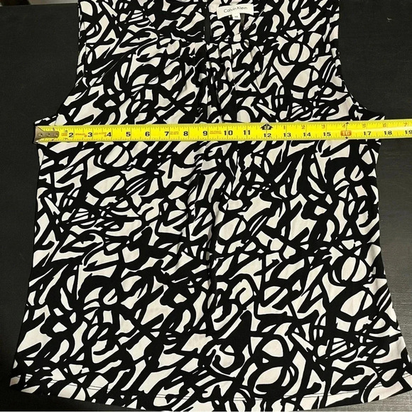 Calvin Klein Blouse Shirt Cap Sleeve Black White Abstract Print Color Size M - Picture 6 of 7